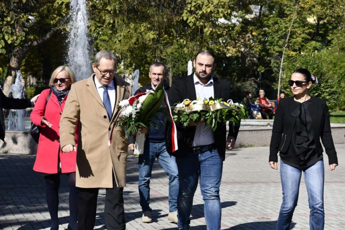 Одбележан Денот на Шопен во Кисела Вода: Градоначалникот Орце Ѓорѓиевски и полскиот амбасадор Војциех Тицињски положија цвеќе пред бистата на великанот