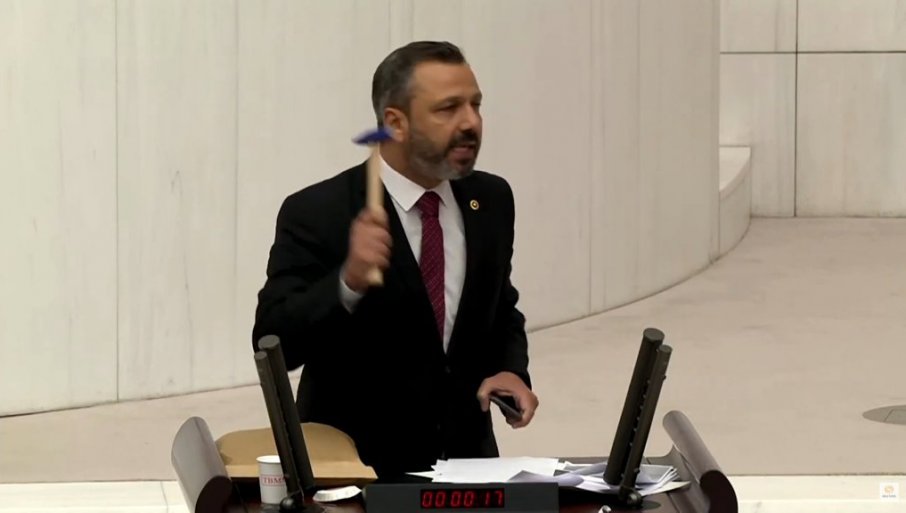 Турски пратеник со чекан си го искрши телефонот во парламентот
