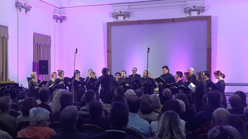 Долги аплаузи и овации за охридскиот градски хор „Vox Lychnidos“ во Кикинда и Нови Сад