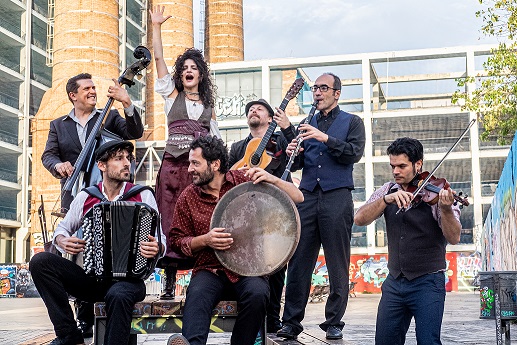 Маргерита Абита од Сицилија која ја отпеа „Море сокол пие“ заедно со Barcelona Gipsy balKan Orchestra на концерт во Скопје