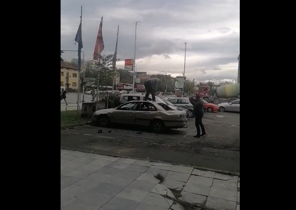 Се снима филм во Скопје: Демолиран автомобил среде бел ден на паркингот пред Пошта на Железничка