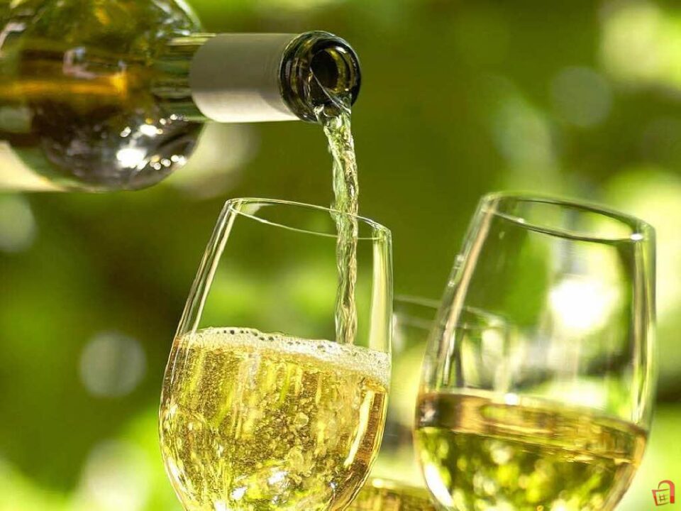 Почастете се со бело вино – подобрете го вашето здравје