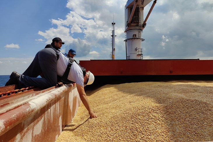 Турското Министерство за одбрана преговара со Киев и Москва за извозoт на жито
