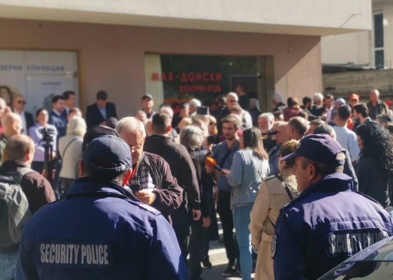 Погледнете како бугарската полиција ги чуваше Македонците од толпата на Џамбаски