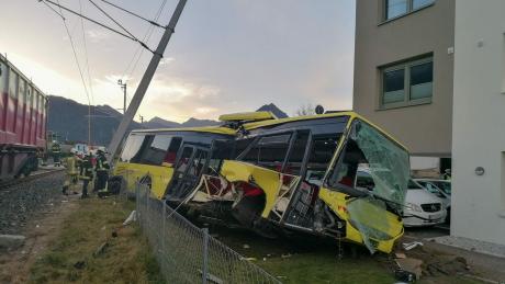 Несреќа во Австралија: Товарен воз удри во училишен автобус