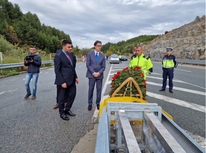Пендаровски и Бектеши положија цвеќе на местото на трагичната несреќа во Бугарија