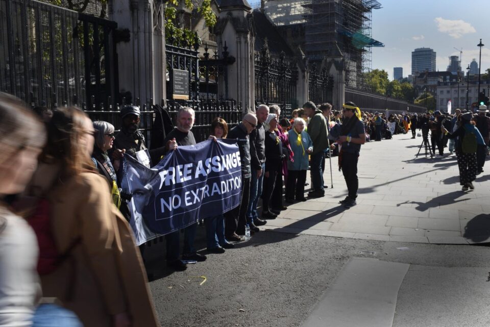Човечки синџир во Лондон за ослободување на Џулијан Асанж