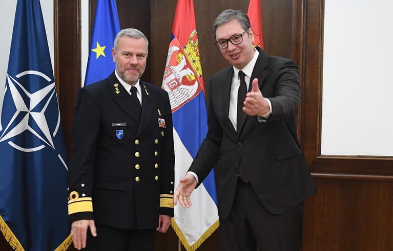 Вучиќ на средба со адмирал Бауер: НАТО ја цени воената неутралност на Србија