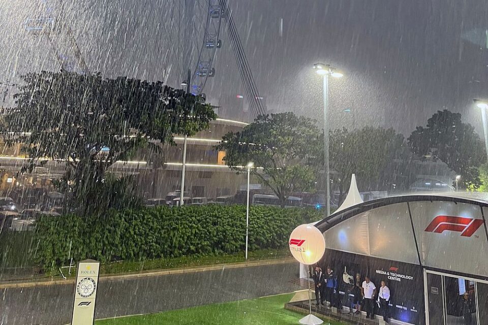 Дождот го одложи за еден час почетокот на Ф1 трката за ГН на Сингапур