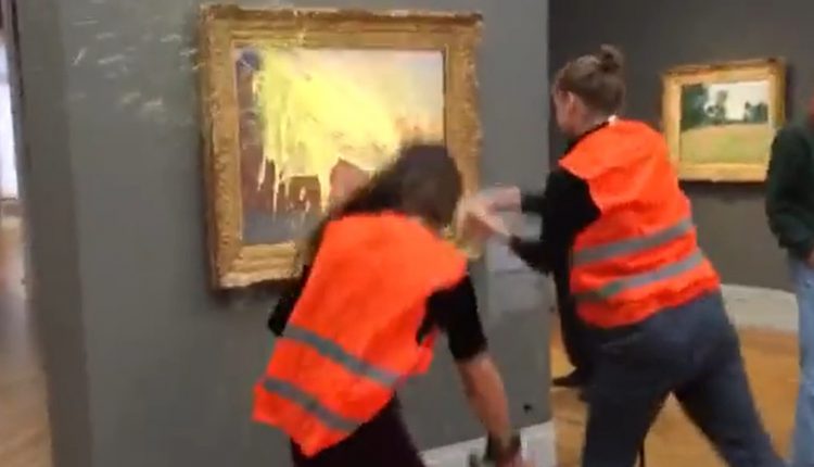 Еко-активисти ја замачкаа со пире сликата на Клод Моне во музеј во Потсдам
