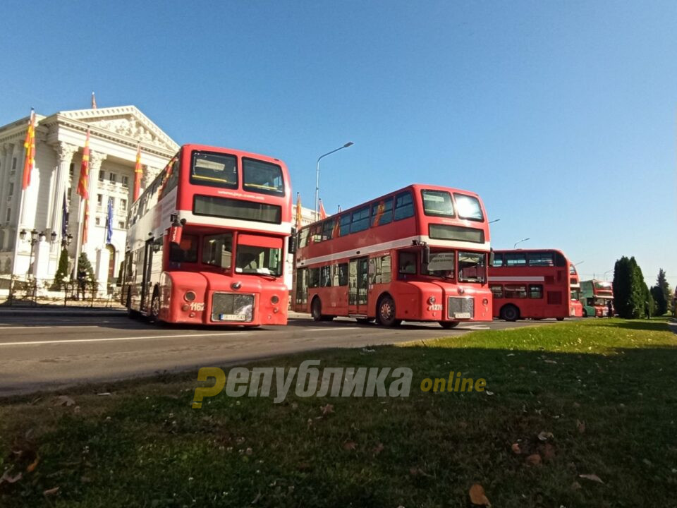 Aвтобусите на ЈСП и на улиците на Скопје и пред Владата