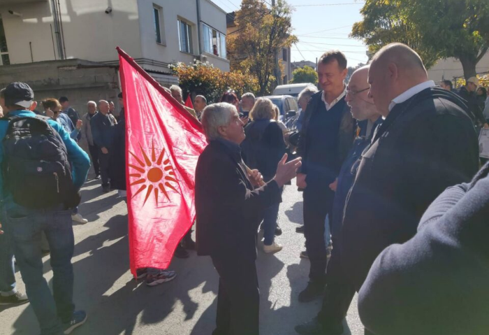 Голем број граѓани се собираат пред македонскиот културен центар „Никола Вапцаров“