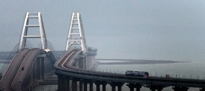 Објавена воздушна тревога, сообраќајот на Кримскиот мост е запрен