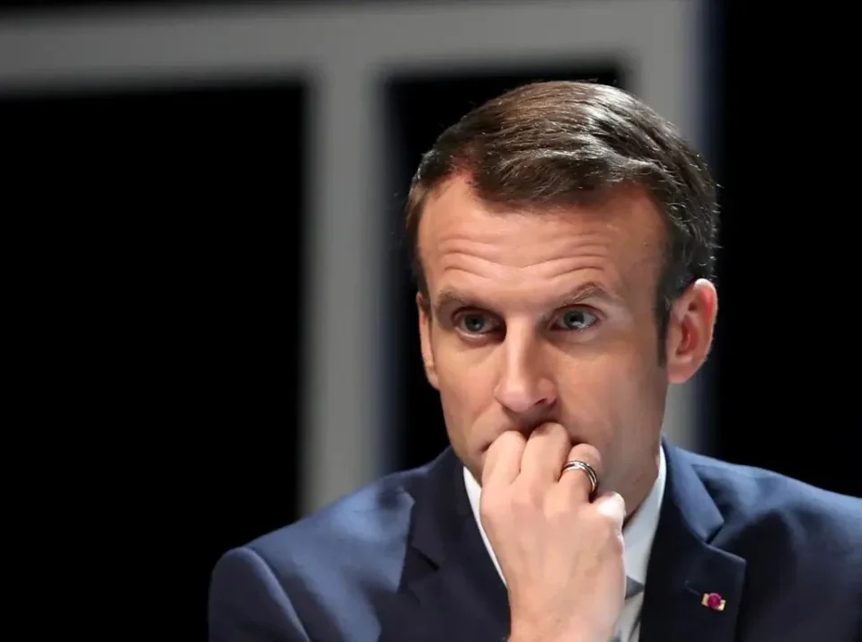 Макрон ги разбесни Французите: Зборуваше за оние кои примаат социјална помош, па покажа часовник од 80.000 евра