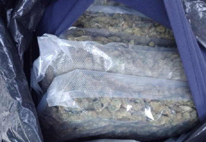 Во „Бе-ев-ве“ на Кичевец пронајдени марихуана, дробилка и ризли