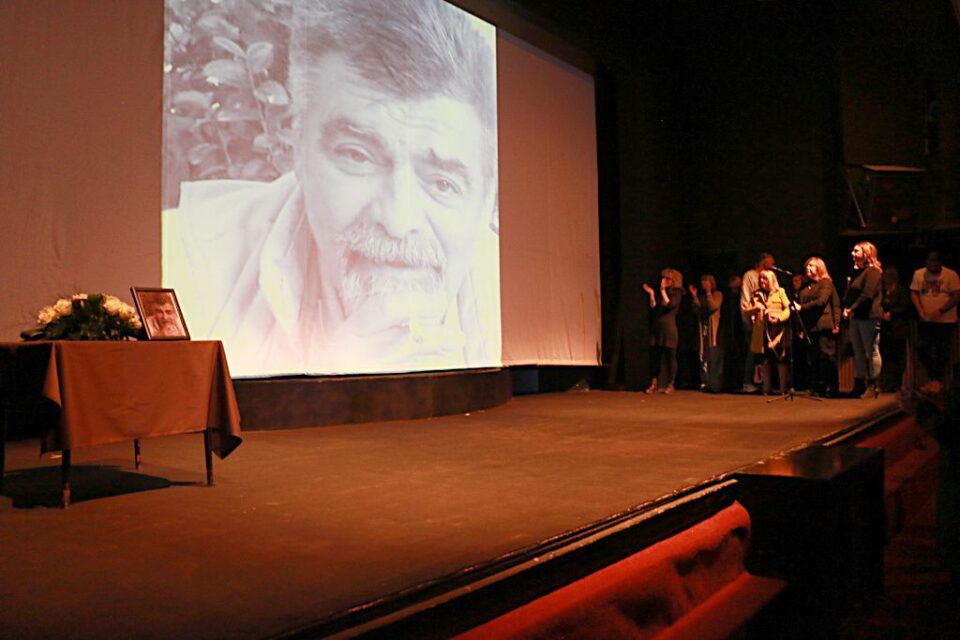 Тоа беше Марин, животот му беше театар, а театарот живот, во буквална смисла на зборот, рече на комеморацијата неговата ќерка Маја Бабиќ