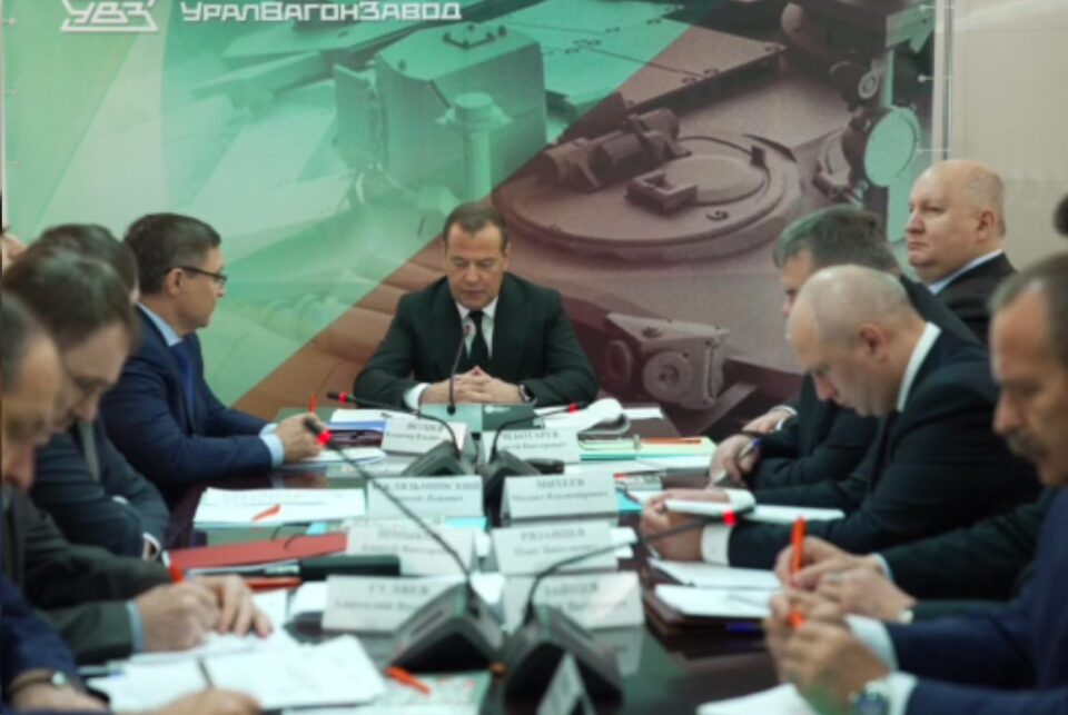 Медведев: Русија го зголемува производството на сите видови оружје