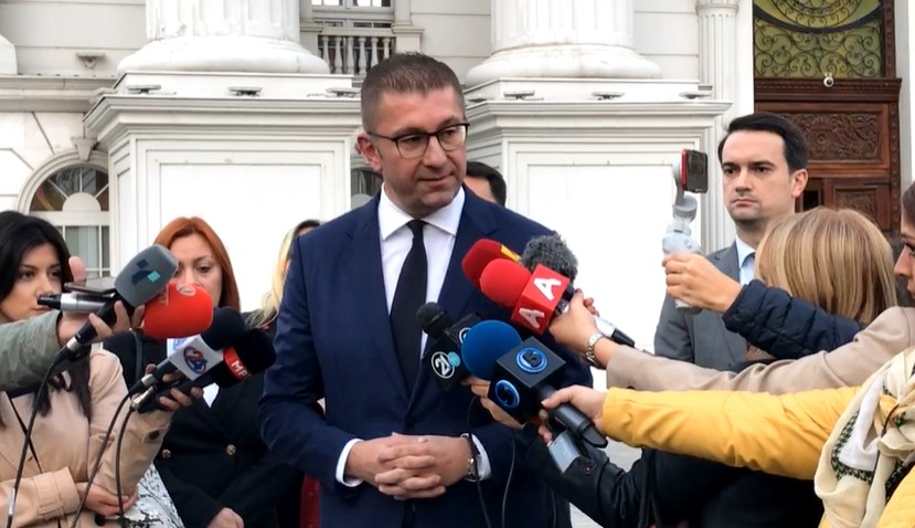 Мицкоски: Под овие услови и околности без писмени гаранции нема да поддржиме уставни измени за внес на Бугарите