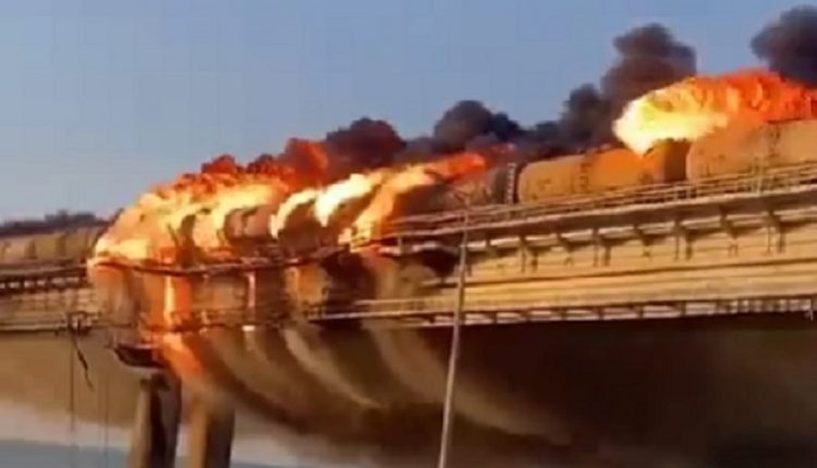 Најмалку три лица загинаа во експлозија на камион на мостот во Крим