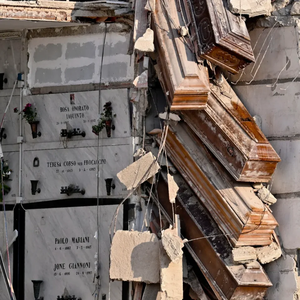 Се урнаа гробишта во Неапол, од карпата висат сандаци