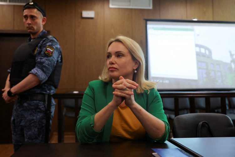 Руската новинарка која се спротивстави на инвазијата, побегна од домашен притвор