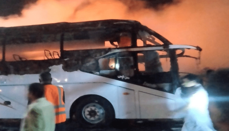 Седумнаесет членови на исто семејство загинаа во опожарен автобус во Пакистан