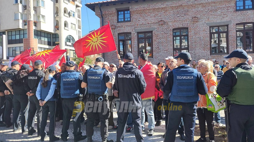 Пријава за лице кое фрлило предмет на протестот во Охрид