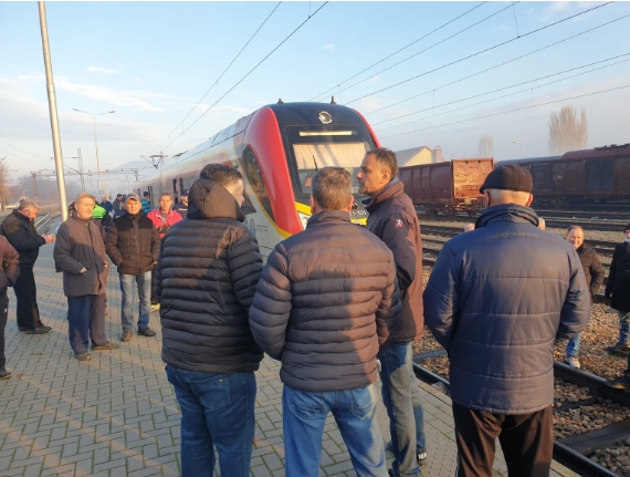 Вработените од фабриката „Колска“ два часа го блокираа сообраќајот на железничката станица во Велес