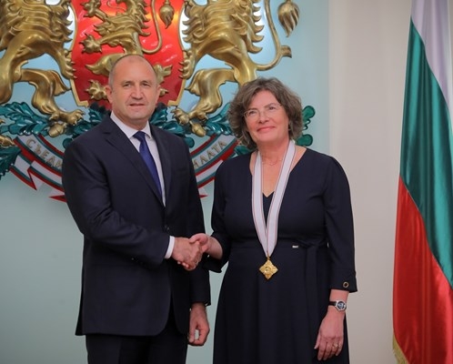 Државен орден за француската амбасадорка за „одбрана на историската вистина“ на Бугарија во спорот со Македонија