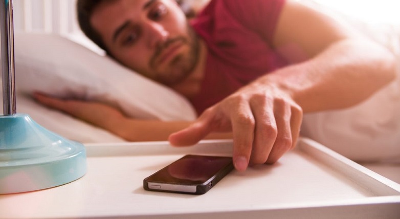 Не го земајте телефонот в рака веднаш по будењето, оваа ситница може да ви помогне поинаку да се будите
