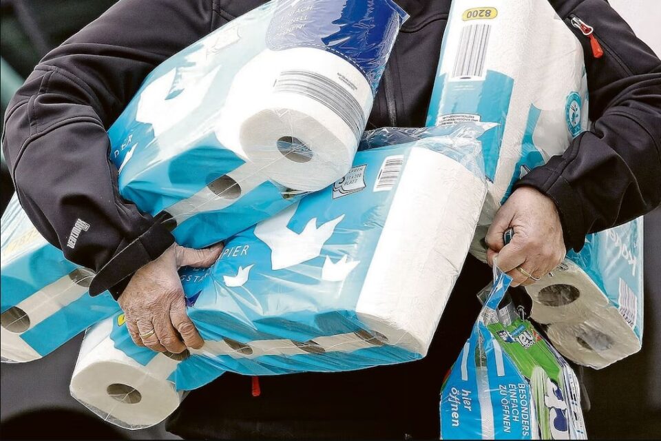 Крадци зеле 256 ролни тоалетна хартија и 15.000 салфетки од железничка станица