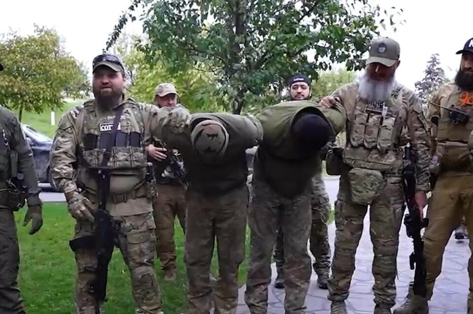 Синовите на Кадиров му донесоа тројца заробени Украинци: Објавено видео од резиденцијата во Грозни