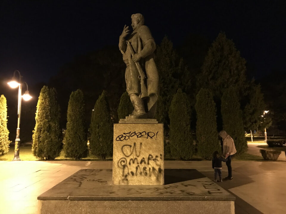 Вандализиран споменикот на Гоце Делчев во Градскиот парк