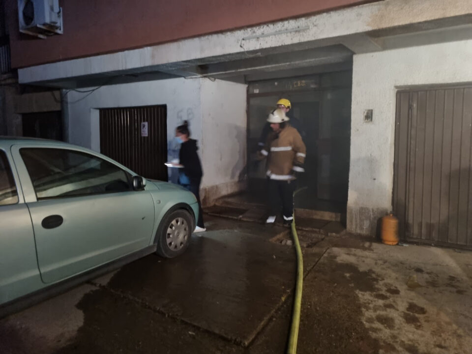 Три часа по пожарот, евакуиран последниот станар од зградата во Штип, не сакал да излезе од дома
