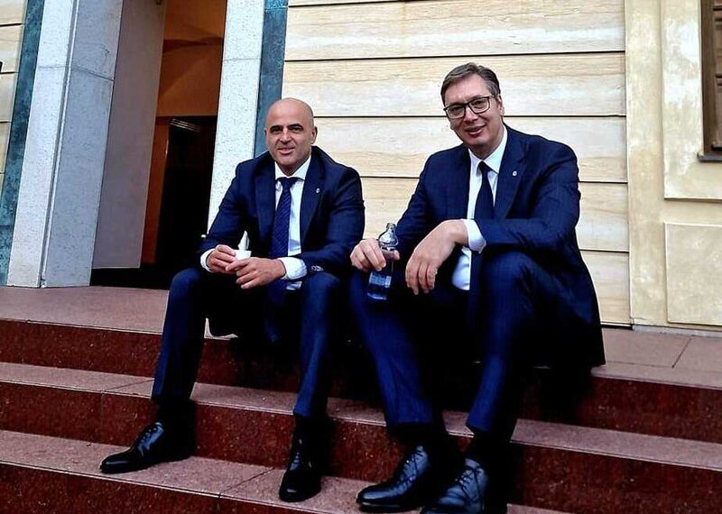 Вучиќ на социјалните мрежи објави фотографија со Ковачевски на која двајцата седат на скали