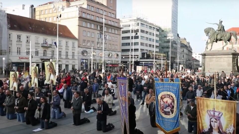 Стотици мажи во Загреб се молеа да запре сексот пред бракот
