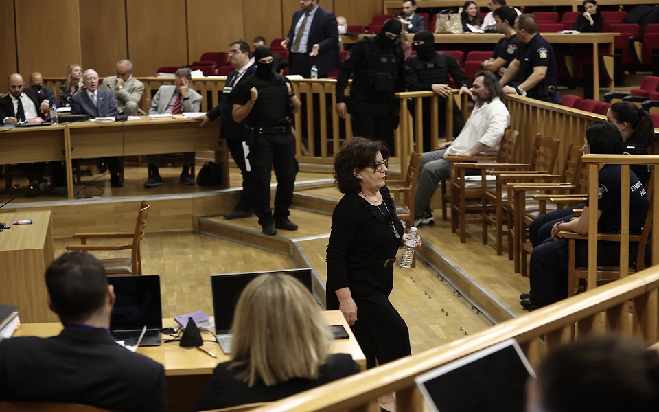 Тензично судењето на Златна зора: Додека сведочеше мајката на убиениот музичар, адвокат салутираше со нацистички поздрав