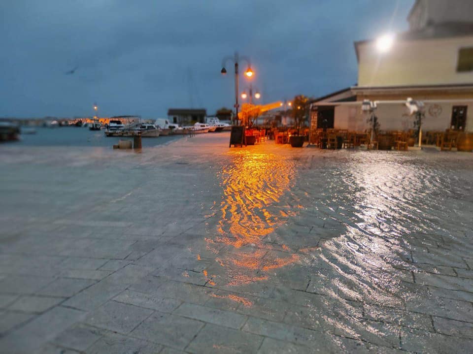 Поплави во повеќе делови на Хрватска, сообраќајот во прекин