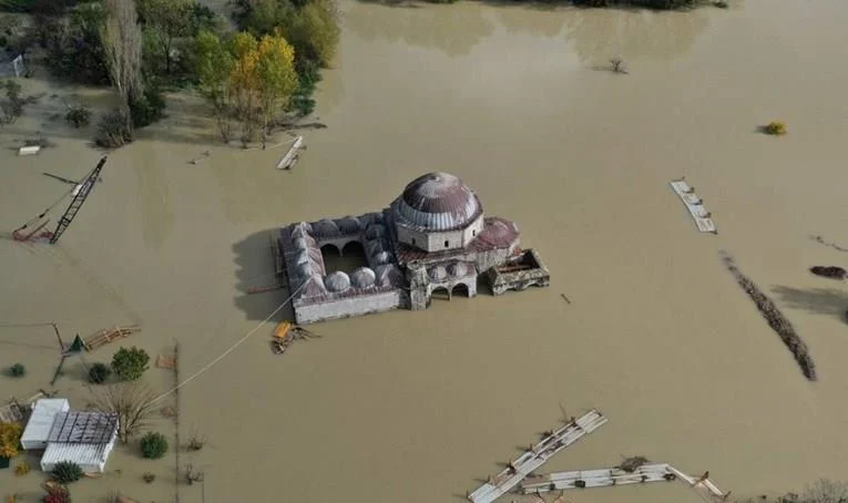 Најмалку шестмина загинати во големите поплави што го зафатија Балканот
