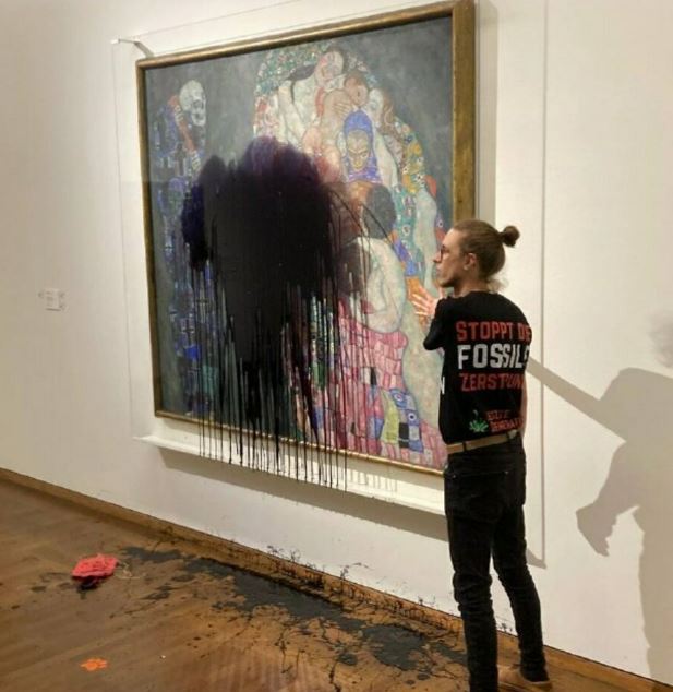 Климатски активисти испрскаа со црна течност слика од Климт во музеј во Виена