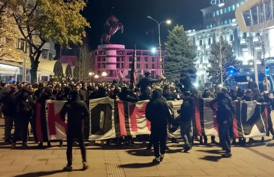 Скопје е црвено-црно: Kомити слават 35-години од формирањето
