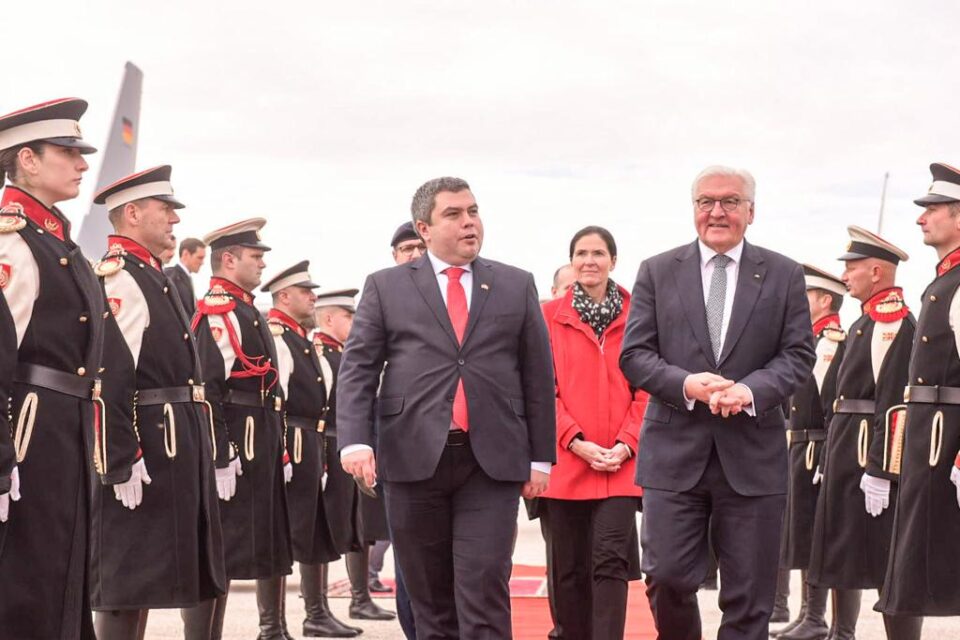 Штајнмајер пристигна во Скопје, го пречека вицепремиерот Маричиќ