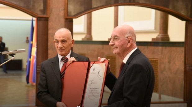 Албанологот проф. д-р Зеќирја Незири е годинешен добитник на наградата „22 Ноември“