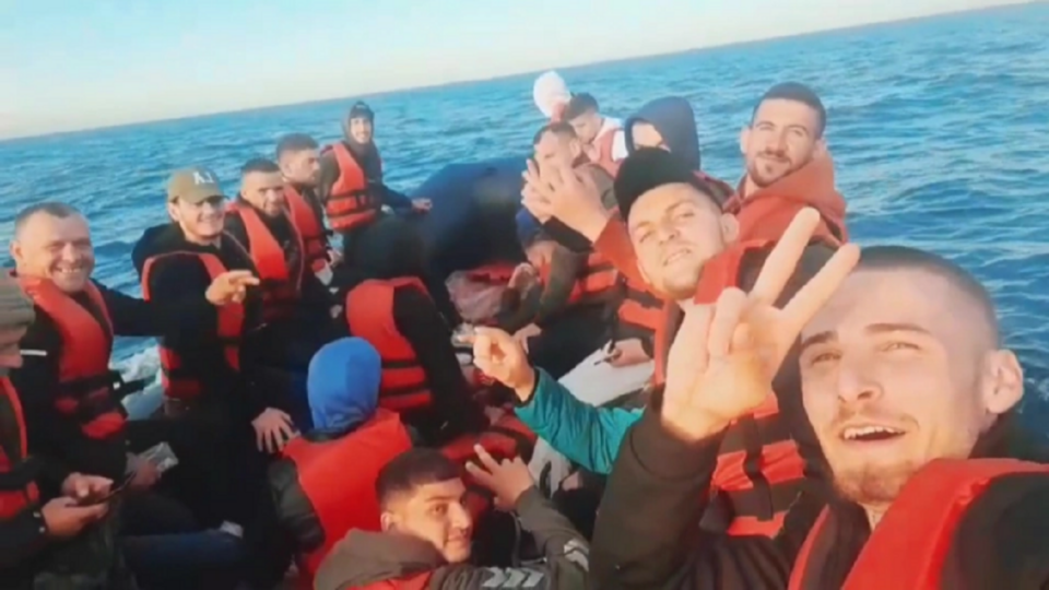 „Ветуваме супер безбедно патување“: Убавото време носи нов бран Албанци со гумени чамци преку Ла Манш