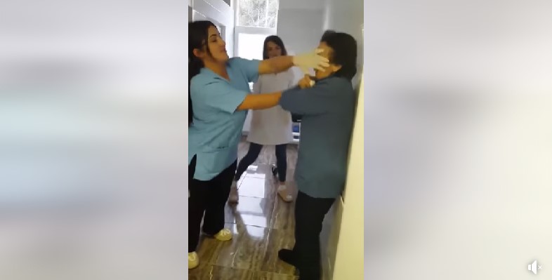 Вознемирувачко видео: Медицински сестри тепаат бабичка, се смеат доека плаче и ја снимаат во дом за стари лица