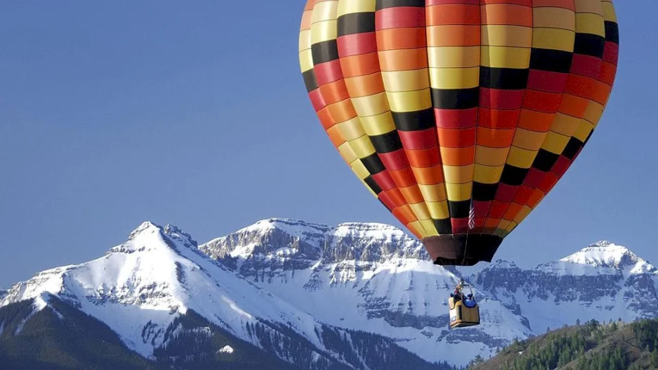 Деветмина повредени во пад на балон во источните Алпи