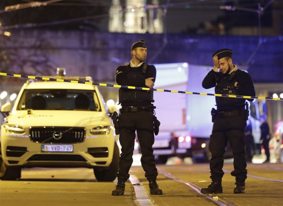 Терористички напад во Брисел: Еден убиен и еден ранет полицаец