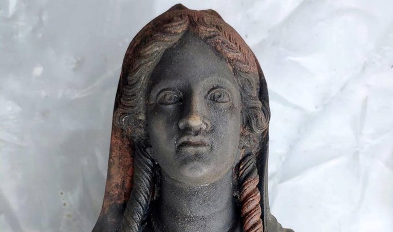 Во Италија пронајдени совршено сочувани древни бронзени статуи