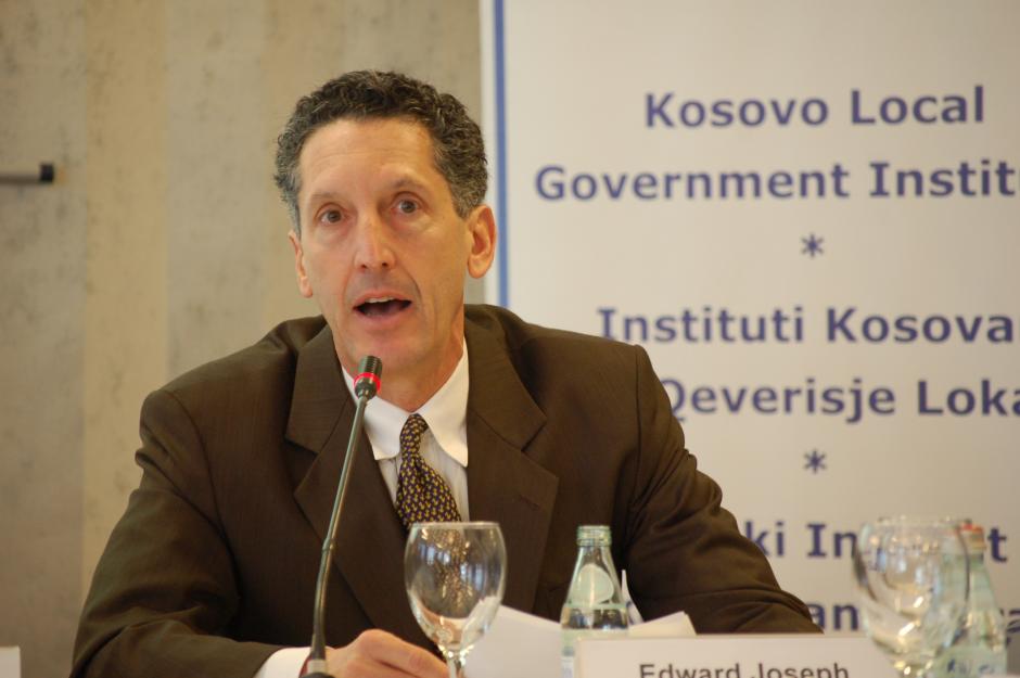 Се сеќавате на Едвард Џозеф: Вели дека САД му помагаат на Вучиќ за состојбата на Косово