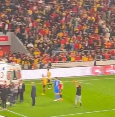 Турски навивач го натепа голманот со корнер знаменце